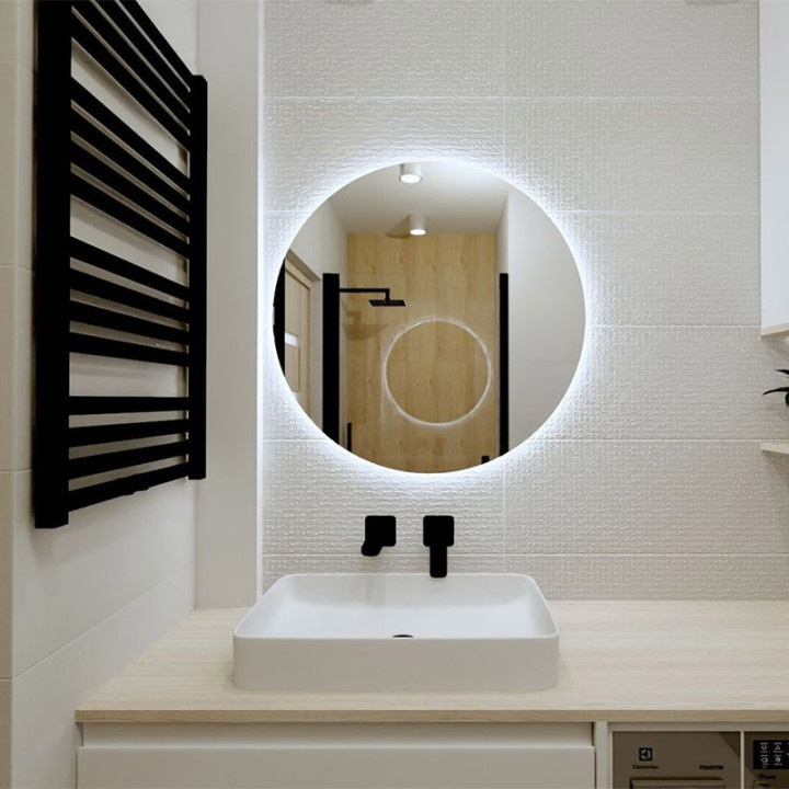 Łazienka w stylu nowoczesnym z kolekcją płytek Batista oraz Lenox